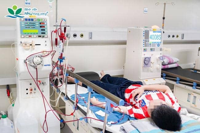 Nhiều trẻ suy thận mạn giai đoạn cuối phải liên tục đến bệnh viện để điều trị, gây ảnh hưởng học tập, cuộc sống