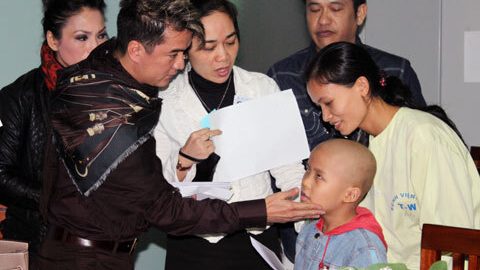 Ca sĩ Đàm Vĩnh Hưng đến thăm và tặng quà các bệnh nhi tại Bệnh viện Nhi Trung ương