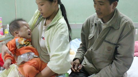 Gia đình trẻ kiệt quệ vì hai con không có hậu môn