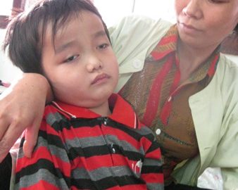 “Con đau lắm, không nói được đâu mẹ ơi !”