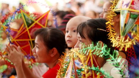 Hàng trăm bệnh nhi nghèo vui mừng đón Trung thu hồng