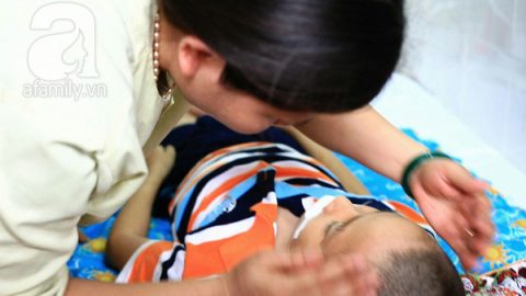 “Mẹ xin con, con hãy tỉnh lại”