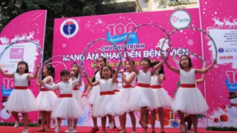 Giáng sinh Hồng đến với các em nhỏ Bệnh viện Nhi Trung ương