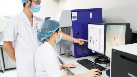 Chuyên gia Tổ chức Y tế Thế giới làm việc tại Bệnh viện Nhi Trung ương