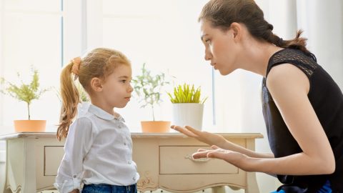 Bố mẹ làm thế nào để kìm hãm được sự nóng tính khi dạy con