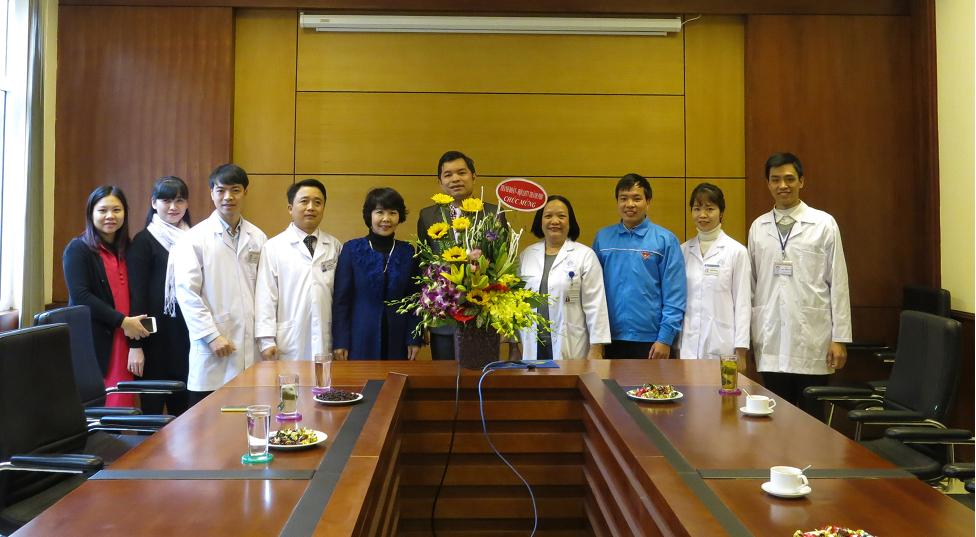 Hội Liên hiệp Thanh niên Thành phố Hà Nội thăm và chúc mừng các thầy thuốc Bệnh viện Nhi Trung ương