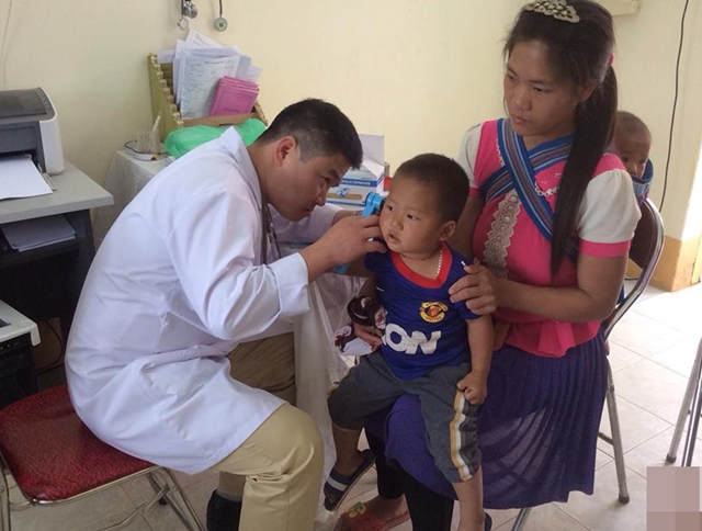 Khám bệnh tình nguyện cho các em nhỏ huyện Mường Khương