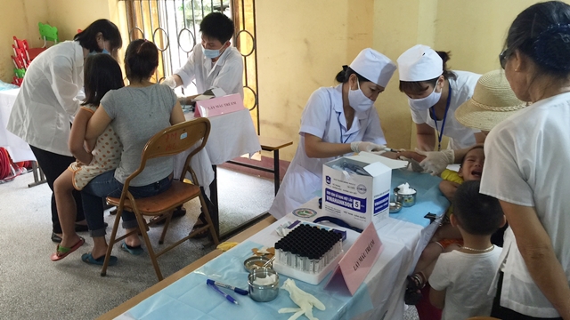 Khám và xét nghiệm nhiễm độc chì cho người dân thôn Đông Mai