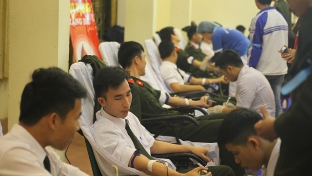 Thầy cô và học viên trường Học viện Chính trị Công an nhân dân cùng hiến máu tặng bệnh nhi