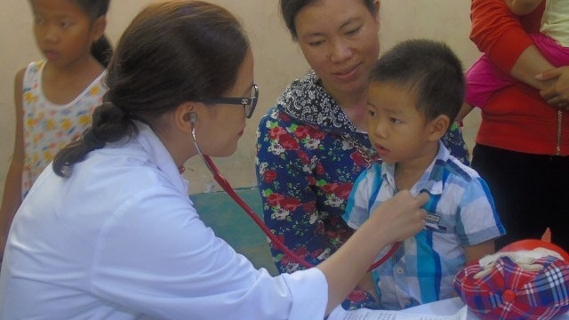 Bệnh viện Nhi TW khám, phát thuốc cho 1300 trẻ em miền núi Quảng Trị