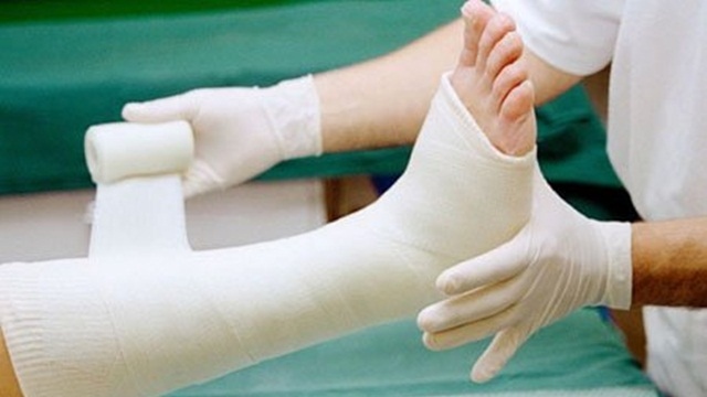 Nguyên nhân dẫn đến việc gãy chân ở em bé có thể là do đóng bịt chân không đúng cách, đút chân vào giày quá chật, hay do tai nạn?
