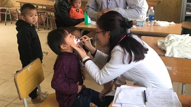 Bác sĩ tuyến trung ương thay phiên “cắm chốt” tại bản