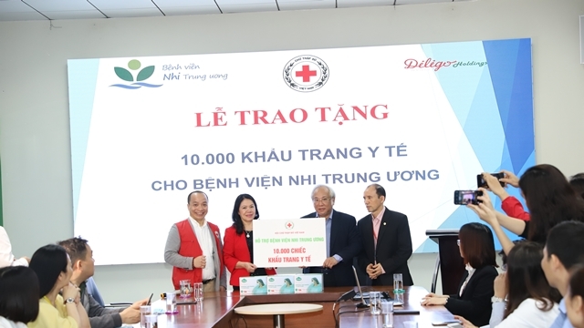 10.000 khẩu trang y tế được trao tặng Bệnh viện Nhi Trung ương