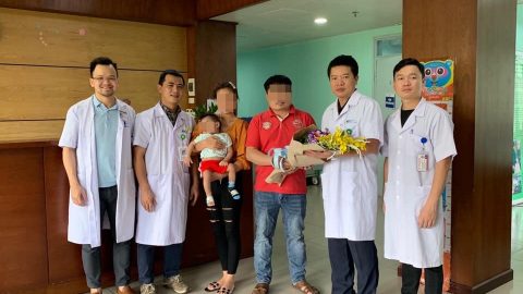 Cứu sống bé gái người Lào 1 tuổi với khối nang phổi khổng lồ