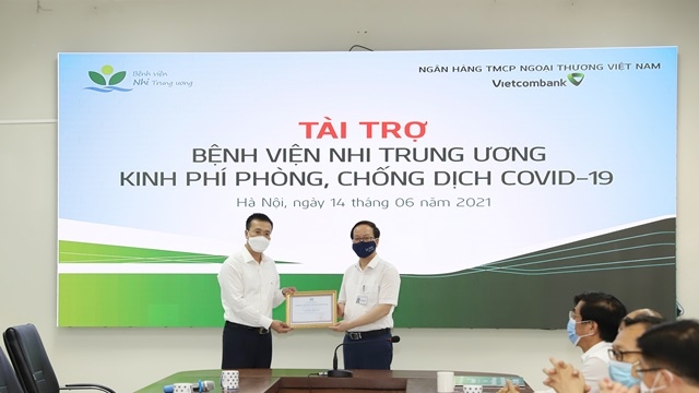 Ngân hàng TMCP Ngoại thương Việt Nam (Vietcombank) trao tặng 1 tỷ đồng hỗ trợ Bệnh viện Nhi Trung ương phòng chống dịch bệnh COVID-19