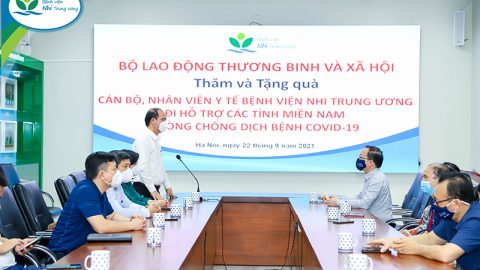Bộ Lao động – Thương binh và Xã hội thăm và tặng quà cán bộ, nhân viên y tế Bệnh viện Nhi Trung ương đi hỗ trợ các tỉnh miền Nam chống dịch