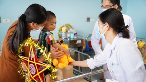Mang Trung thu đến từng giường bệnh cho các em nhỏ