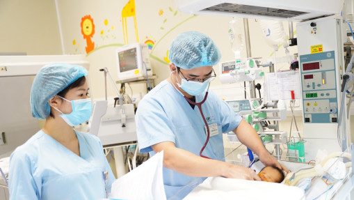 Cứu sống bé trai sơ sinh bị thoát vị hoành bẩm sinh phức tạp nhờ kỹ thuật ECMO