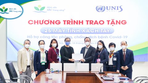 25 máy tính xách tay được Trường Quốc Tế Liên hợp quốc Hà Nội trao tặng cho Bệnh viện Nhi Trung ương