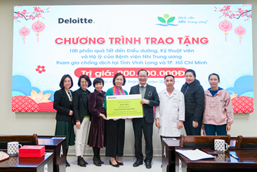 Công ty TNHH Deloitte Việt Nam trao tặng 100 phần quà cho nhân viên y tế của Bệnh viện Nhi Trung ương đi hỗ trợ các tỉnh miền Nam chống dịch