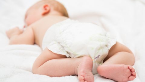 Trẻ 2 tháng tuổi tử vong đột ngột tại nhà khi nằm ngủ cùng mẹ