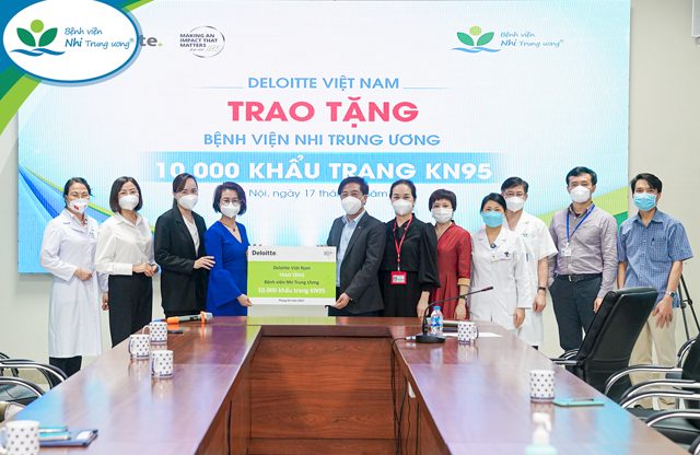 Công ty TNHH Deloitte Việt Nam trao tặng 10.000 chiếc khẩu trang y tế N95 cho cán bộ nhân viên y tế Bệnh viện Nhi Trung ương