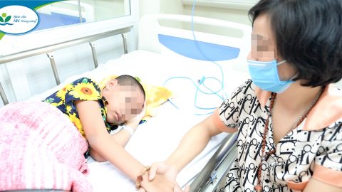 Bé trai 10 tuổi mắc COVID-19 nguy kịch trở về từ lằn ranh sinh tử