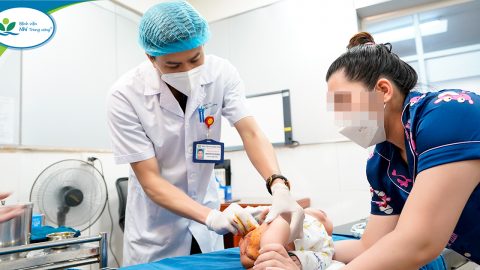 Xử trí kịp thời khối u máu lớn viêm loét và hoại tử nặng  cho bé trai 5 tháng tuổi
