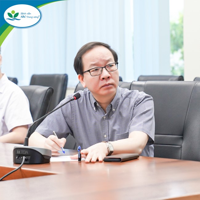 PGS.TS Trần Minh Điển – Giám đốc Bệnh viện Nhi Trung ương chủ trì buổi bình đơn thuốc