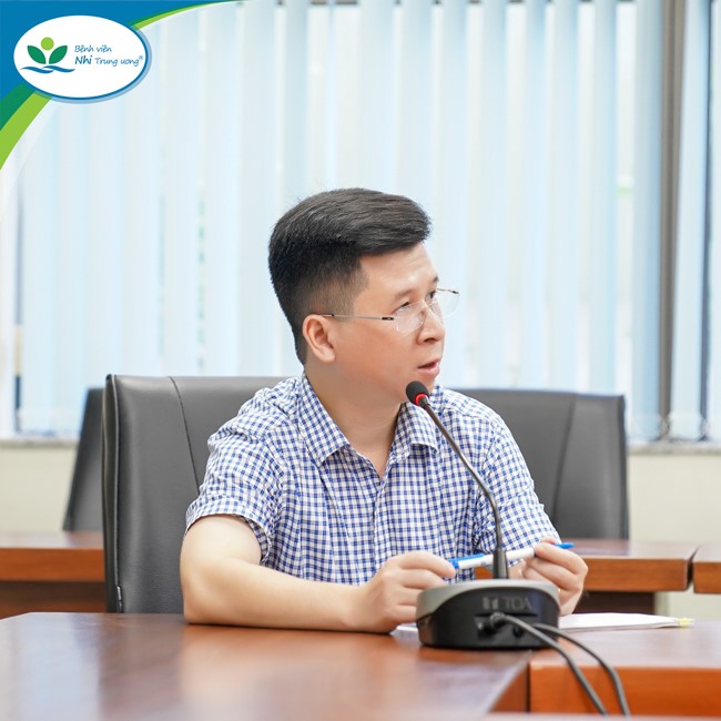 BS Cao Việt Tùng - Phó Giám đốc Bệnh viện đưa ra những nhận xét đối với đơn thuốc điều trị