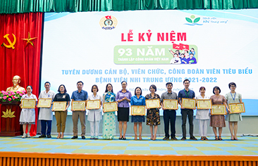 16 tập thể và 65 cá nhân xuất sắc của Bệnh viện Nhi Trung ương được tuyên dương trong lễ kỷ niệm 93 năm thành lập Công đoàn Việt Nam