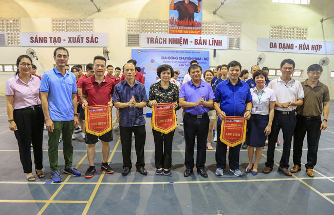 Giao hữu cầu lông với Ngân hàng Chính sách xã hội Việt Nam và Thông tấn xã Việt Nam