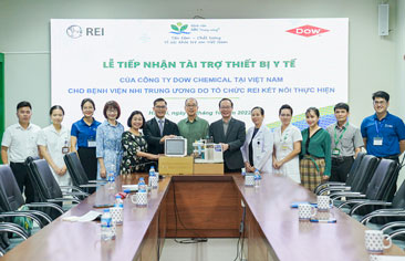 Công ty Dow Chemical & Tổ chức REI Hoa Kỳ tại Việt Nam (Resource Exchane International US) thăm và trao tặng vật tư y tế tại Bệnh viện Nhi Trung ương