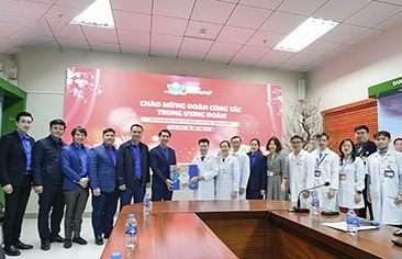 Bí thư Thường trực Trung ương Đoàn Nguyễn Ngọc Lương thăm, chúc Tết bệnh nhi và nhân viên y tế tại Bệnh viện Nhi Trung ương