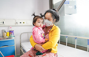 Từ Trà Vinh bay ra Hà Nội, trải qua gần 5 tiếng phẫu thuật, bé gái 14 tháng tuổi mắc bệnh tim, hẹp khí quản được cứu sống