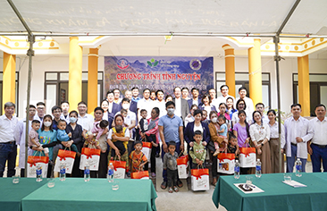 Bệnh viện Nhi Trung ương khám, cấp phát thuốc miễn phí và tặng quà cho 812 em nhỏ tại Bản Lầu, Mường Khương, Lào Cai