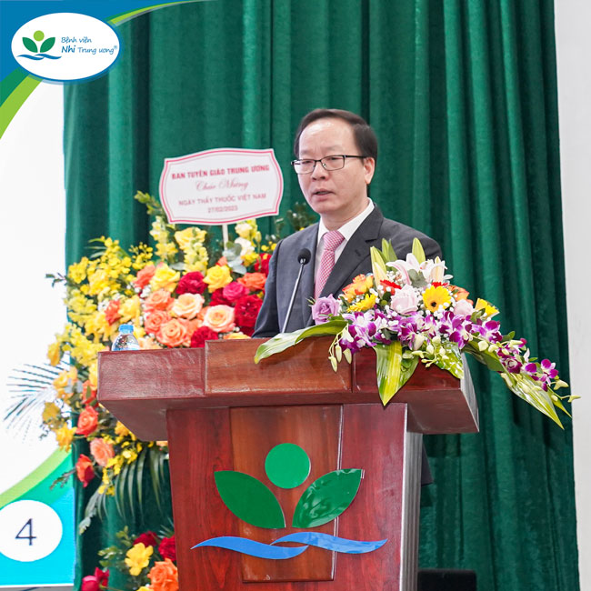 PGS PGS. TS Trần Minh Điển – Giám đốc Bệnh viện Nhi Trung ương báo cáo hoạt động Bệnh viện trong năm qua