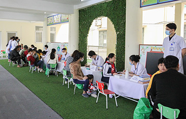 [Tin Ảnh] Bệnh viện Nhi Trung ương khám bệnh, tư vấn sức khoẻ miễn phí cho gần 800 em nhỏ tại xã Ngọc Mỹ, huyện Quốc Oai, Hà Nội