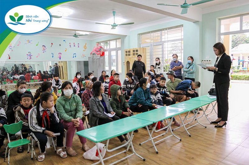 2. Rất đông em nhỏ và cha mẹ đã đến từ sáng sớm để được khám với bác sĩ Bệnh viện Nhi Trung ương.
