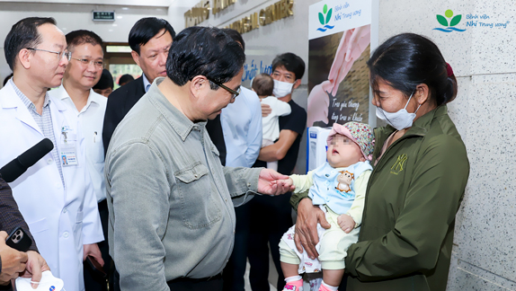 Thủ tướng thăm Bệnh viện Nhi Trung ương và khảo sát, tháo gỡ khó khăn về việc cung ứng thuốc, vật tư, trang thiết bị y tế