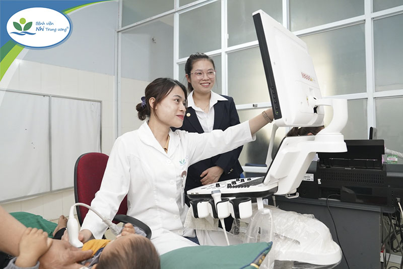 [Tin Ảnh] Bệnh viện Nhi Trung ương khám chữa bệnh, tặng quà và cấp phát thuốc miễn phí cho 882 em nhỏ tại huyện Mộc châu, Sơn La