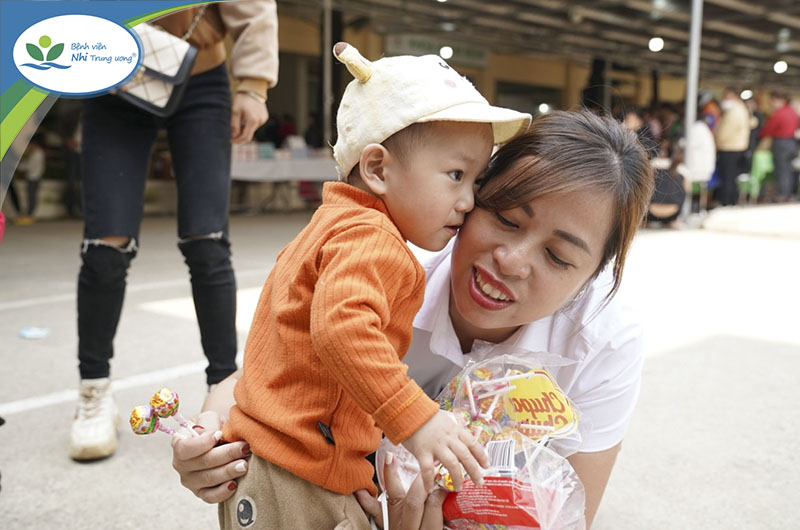 8. Đây là một trong các chương trình khám bệnh, chăm sóc sức khỏe miễn phí có ý nghĩa được Đoàn Thanh niên và CLB Thầy thuốc trẻ của Bệnh viện Nhi Trung ương tổ chức thường xuyên, nhằm giúp đỡ người dân nghèo ở những vùng sâu, vùng xa, hoàn cảnh khó khăn không có điều kiện tiếp cận với các dịch vụ y tế.