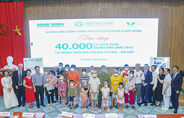 Báo Sức khỏe & Đời sống cùng Nutricare trao tặng 40.000 ly sữa cho bệnh nhi ung thư tại Bệnh viện Nhi Trung ương