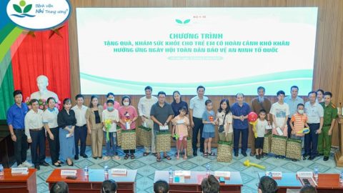 [Tin Ảnh] Chương trình tặng quà, khám sức khỏe cho Trẻ em có hoàn cảnh khó khăn – Hưởng ứng ngày hội “Toàn dân bảo vệ An ninh Tổ quốc”