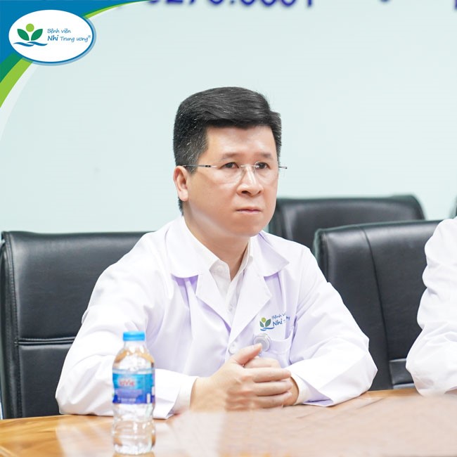 TS. BS Cao Việt Tùng – Phó Giám đốc Bệnh viện trực tiếp chỉ đạo ECMO để cứu sống trẻ