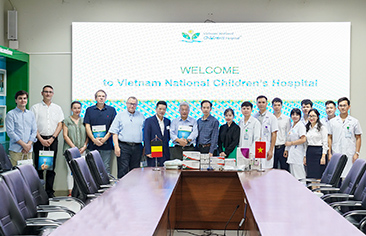 Đoàn chuyên gia nước ngoài phối hợp khám sàng lọc dị tật bàn tay, bàn chân cho hơn 60 trẻ và trao tặng thiết bị y tế cho Bệnh viện Nhi Trung ương