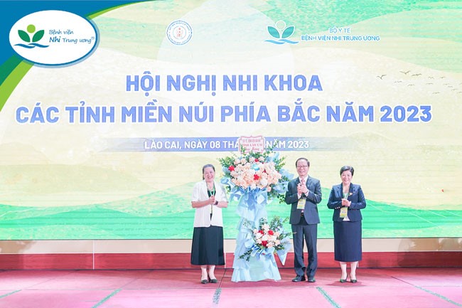 Sở Y tế, Bệnh viện Sản - Nhi Lào Cai tặng hoa chúc mừng hội nghị.