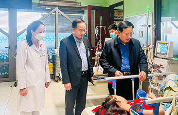 [Tin ảnh] Thứ trưởng Bộ Y tế Lê Đức Luận đến thăm và tặng quà Tết Nguyên đán cho các bệnh nhi tại Bệnh viện Nhi Trung ương
