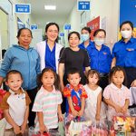 Thầy thuốc trẻ Bệnh viện Nhi Trung ương khám, tư vấn sức khỏe, phát thuốc và tặng quà miễn phí cho trẻ em đồng bào dân tộc tỉnh Điện Biên
