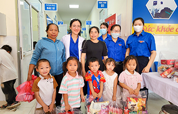 Thầy thuốc trẻ Bệnh viện Nhi Trung ương khám, tư vấn sức khỏe, phát thuốc và tặng quà miễn phí cho trẻ em đồng bào dân tộc tỉnh Điện Biên